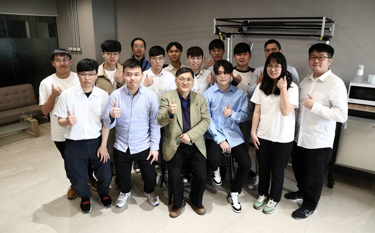 北科大講座教授胡石政（前排左3）與研究團隊合影 (北科大提供)