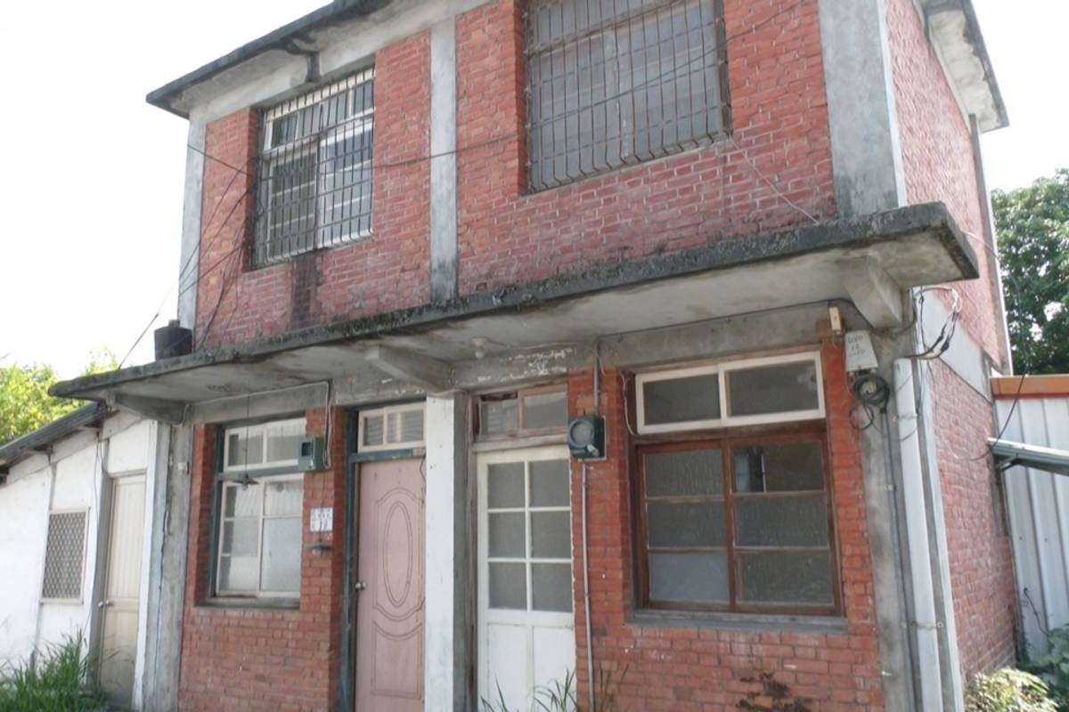 臺東關山舊火車站附近木造員工宿舍皆被拆除，最後一棟2層樓的紅磚屋舊員工宿舍也傳出今年將拆除。
