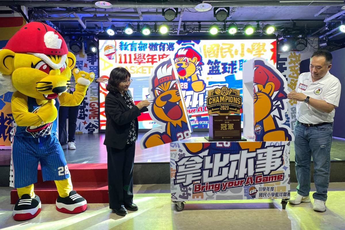 體育署學校體育組潘婉馨副組長（左）與中華民國少年籃球發展協會陳正玄理事長（右）共同揭開全國決賽冠軍獎盃。