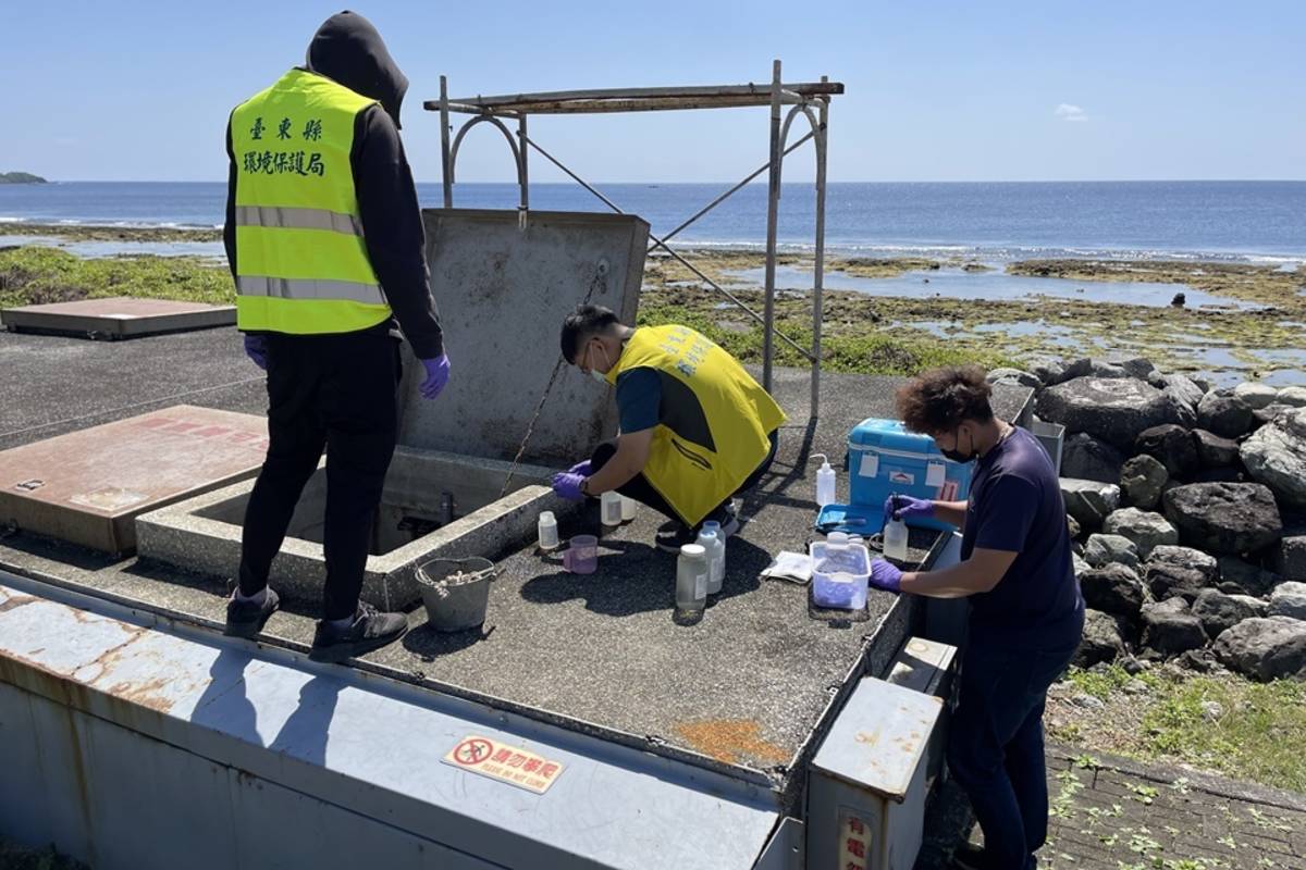 臺東縣環保局定期監測綠島污水淨化設施的淨化效能，守護綠島珊瑚礁等海底生態。