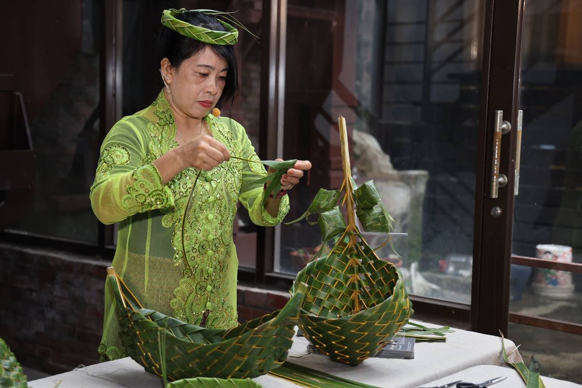在印尼，整個椰子樹都能運用，例如根可以製成染料、樹幹可做橋和牆、葉子用來手工編織及做傳統儀式等，工藝家馬月娥期盼透過椰編教學讓民眾了解印尼傳統編織文化 (文化部提供)