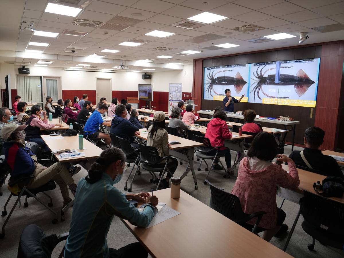 民眾認真聆聽，勤做筆記 (國臺圖提供)