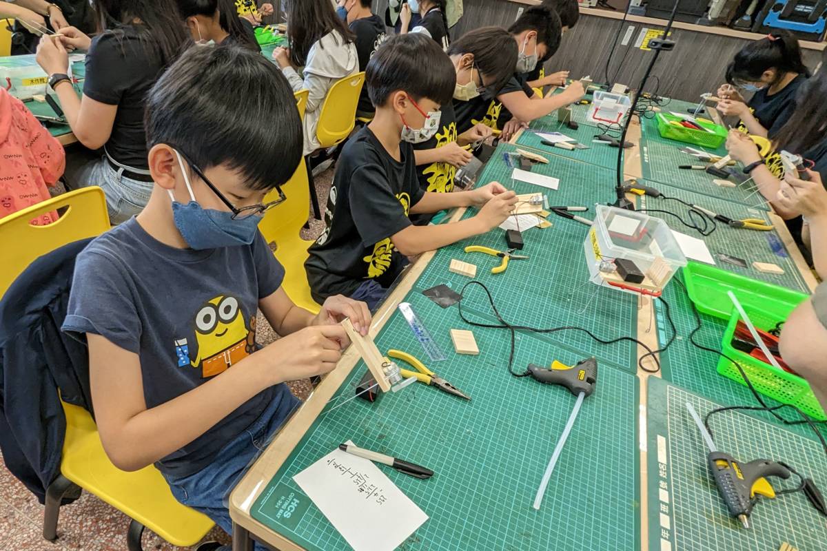 學生在動手做的過程中，啟發對科學和科技的興趣