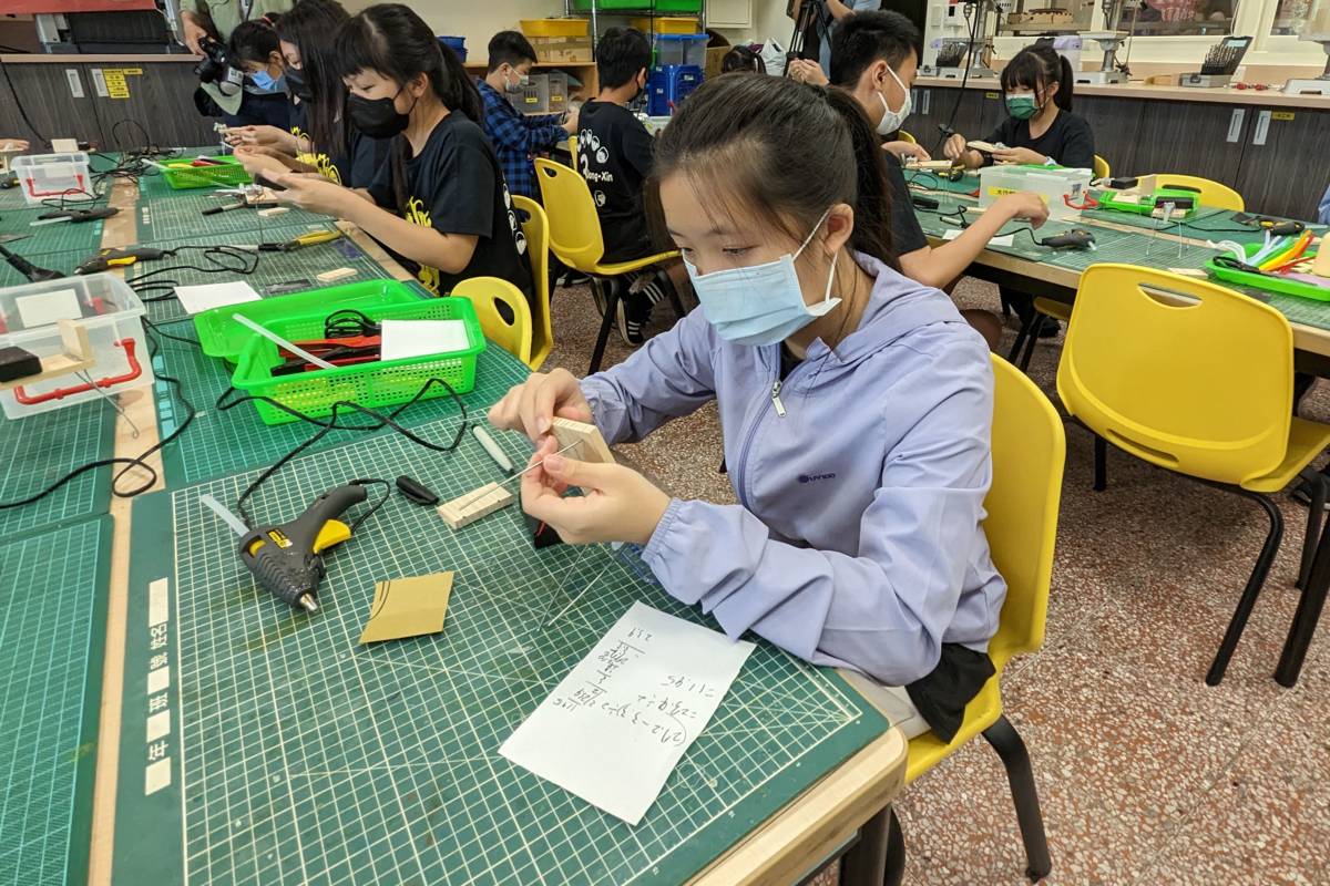 學生學習如何正確使用帶鋸機、鑽床、熱融膠槍、剝線鉗、尖嘴鉗等工具