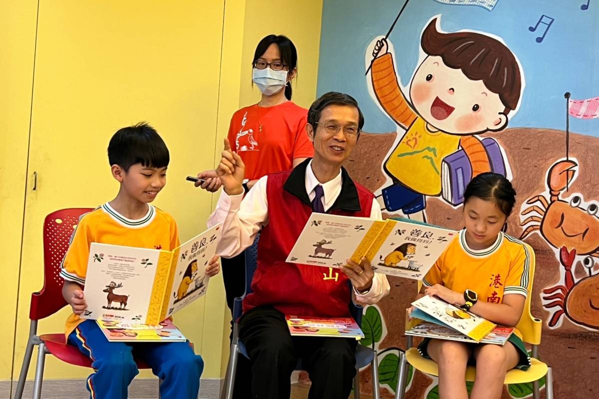 吳清山理事長與學生共讀繪本，對話交流。