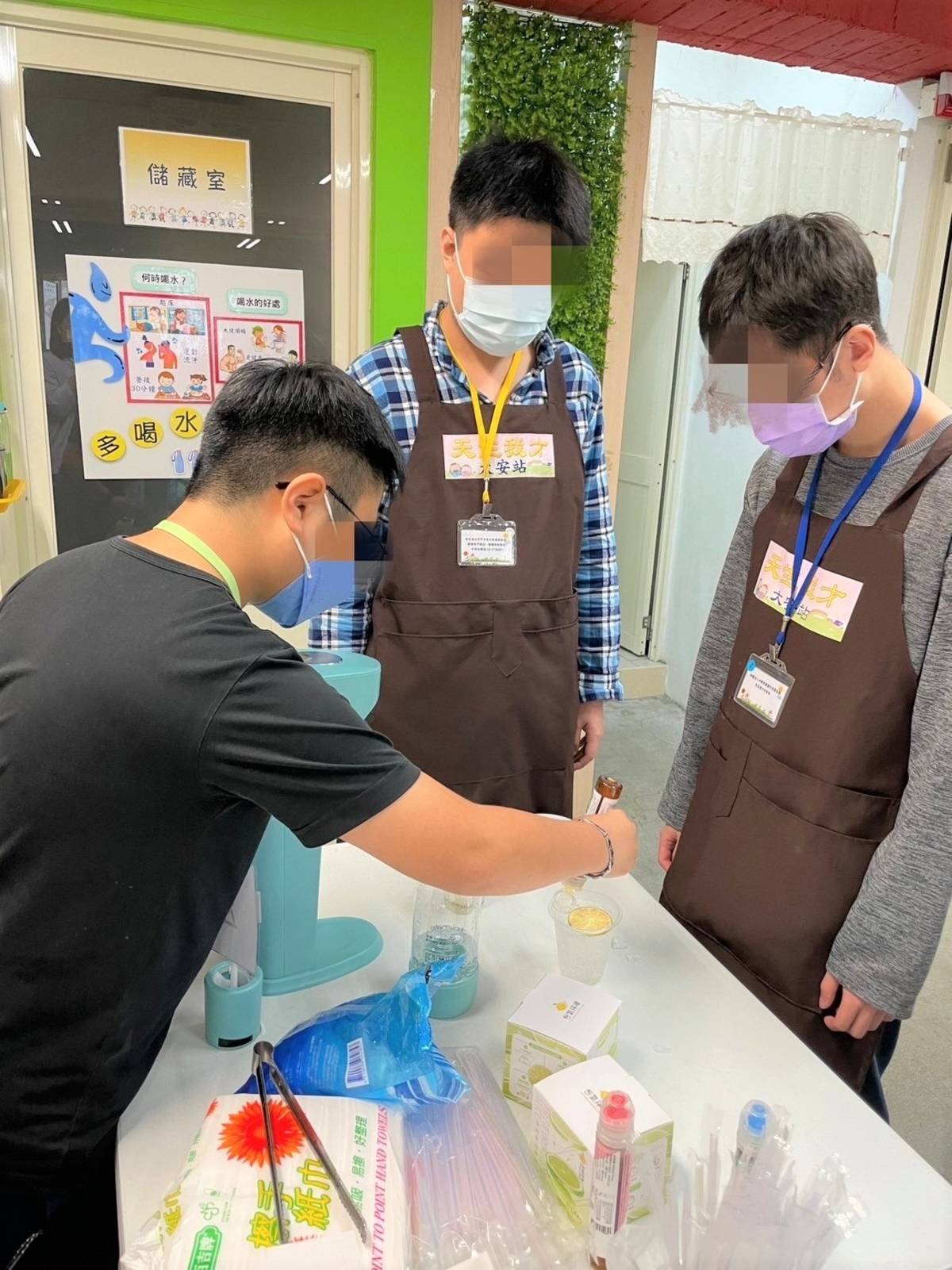 南青陣學生指導唐氏症青年製作蜂蜜檸檬氣泡飲