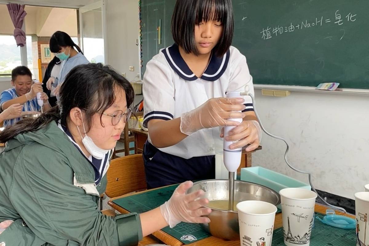 關山國小學童製作天然手工皂做為母親節禮物，希望讓媽媽洗出健康。