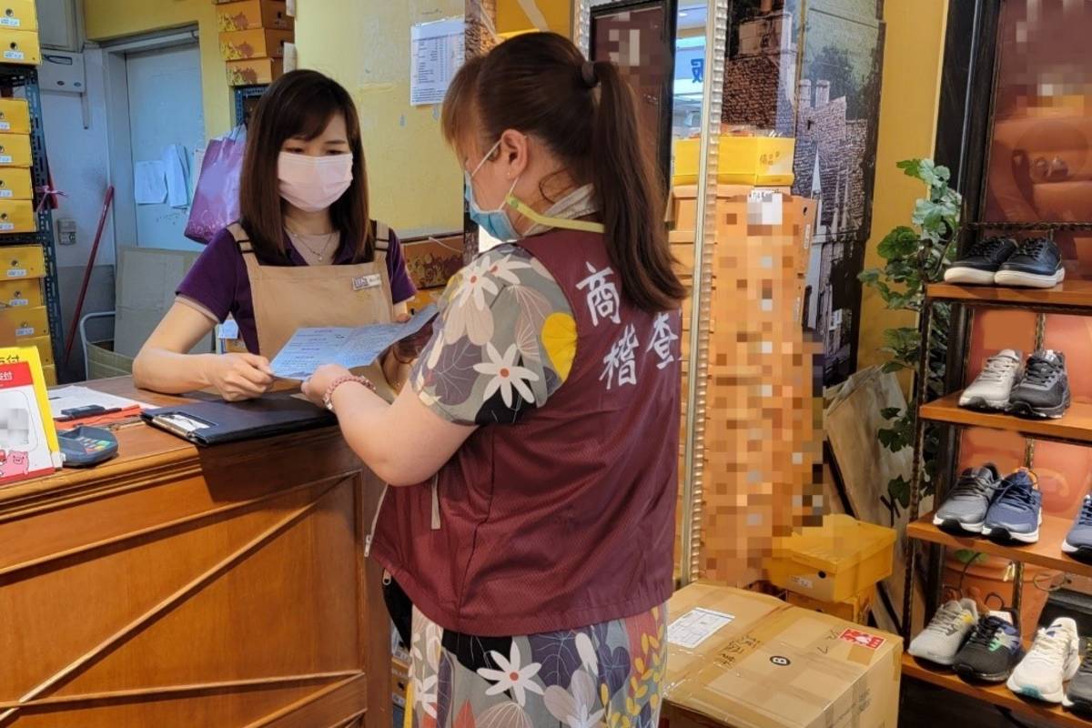 臺北市商業處同仁到抽查地點宣導商品標示法