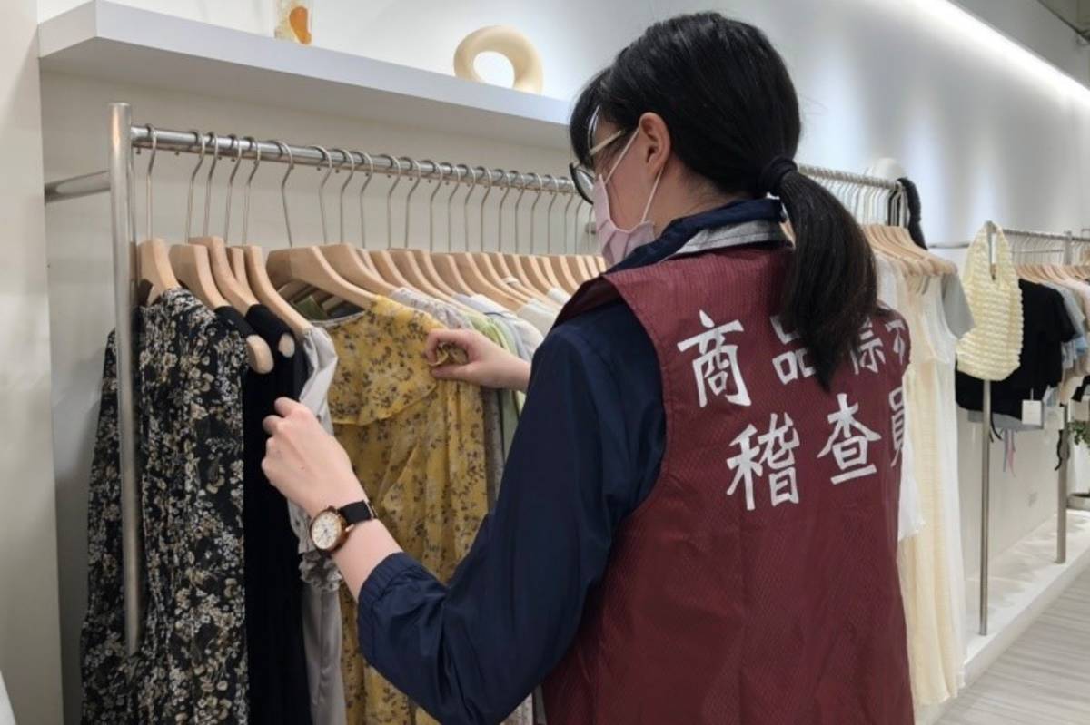 北市商業處同仁抽查服飾商品及鞋類商品