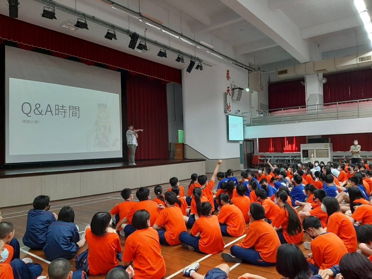 插畫家CloBa老師將自身的經驗傳遞給對畫畫有興趣的學生們