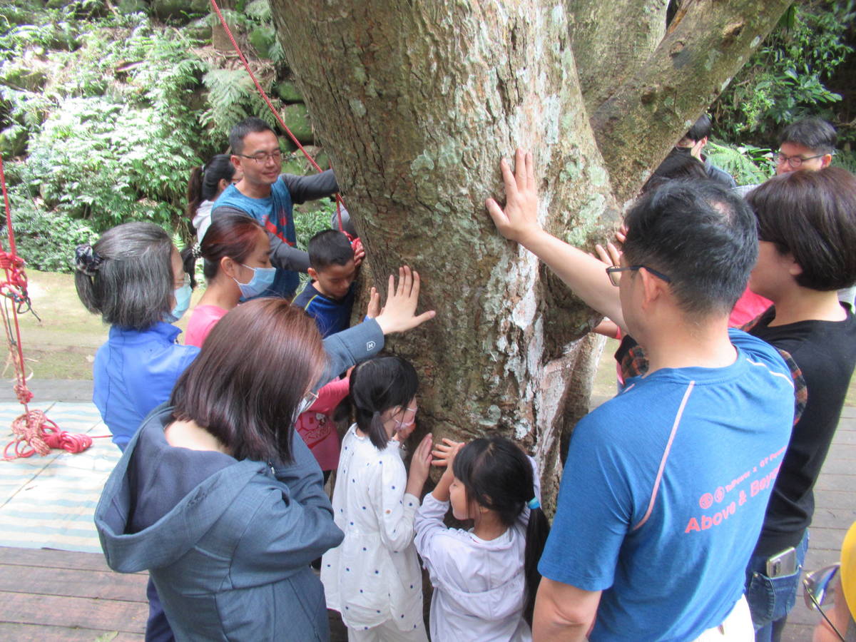 攀樹前帶領大家與樹對話，感謝芒果老樹。