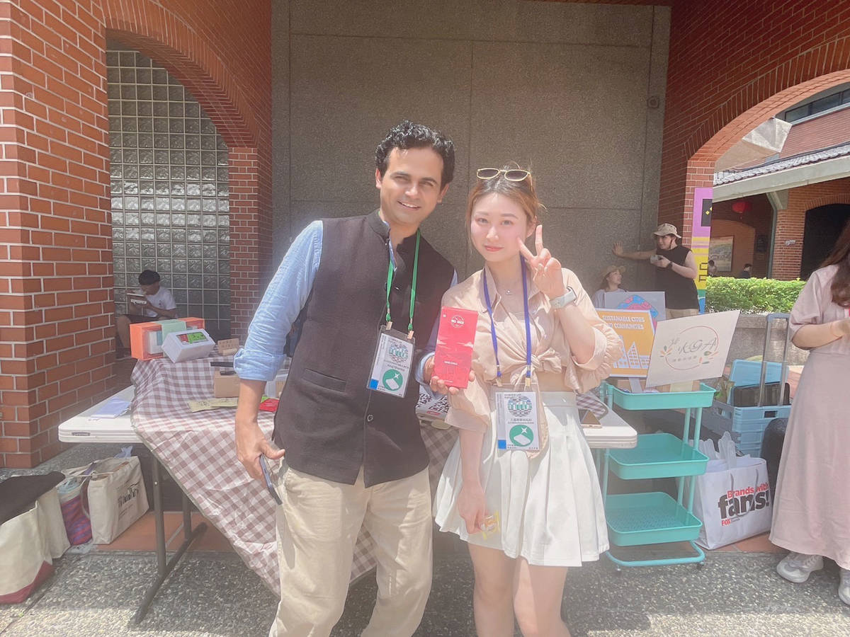 世新傳管系學生（右）與ALSiSAR IMPACT創辦人暨執行長Anuj Sharma（左）以產學相見 (世新提供)