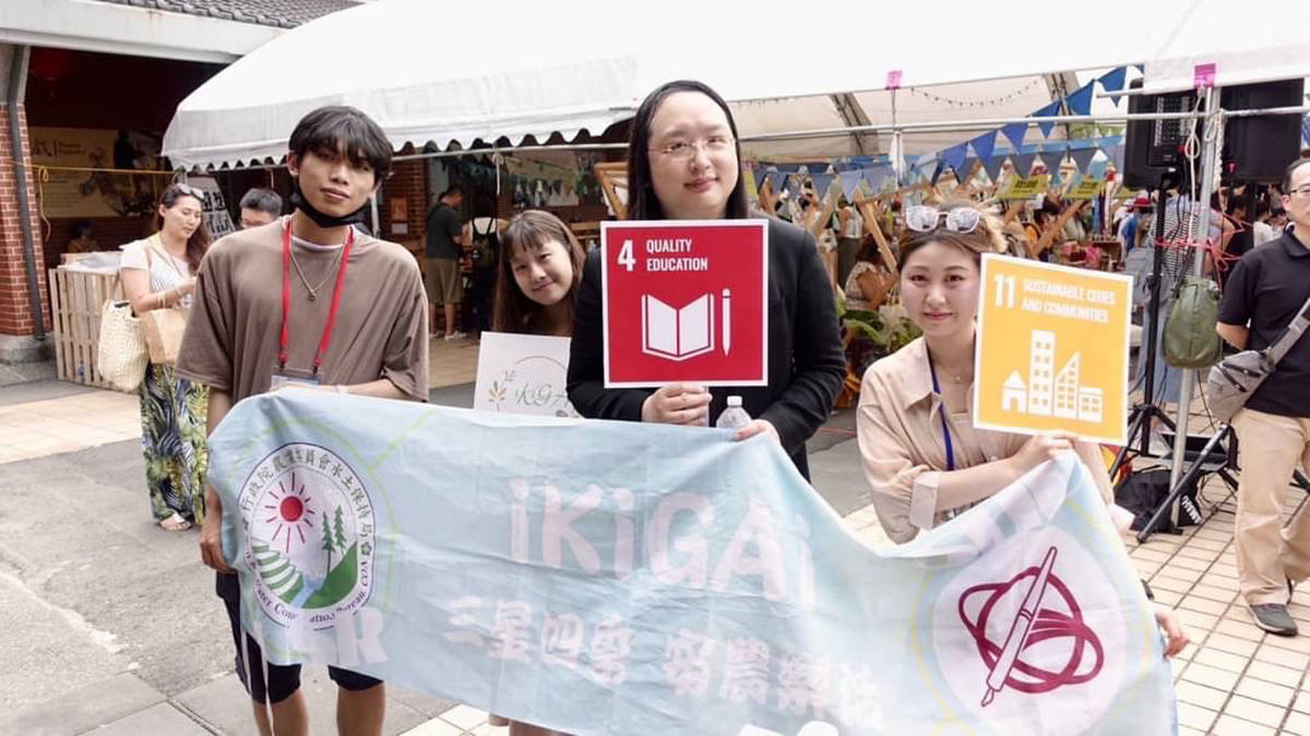 數位發展部部長唐鳳（左三）參加亞太社創興市集開幕活動，蒞臨體驗世新大學攤位 (世新提供)