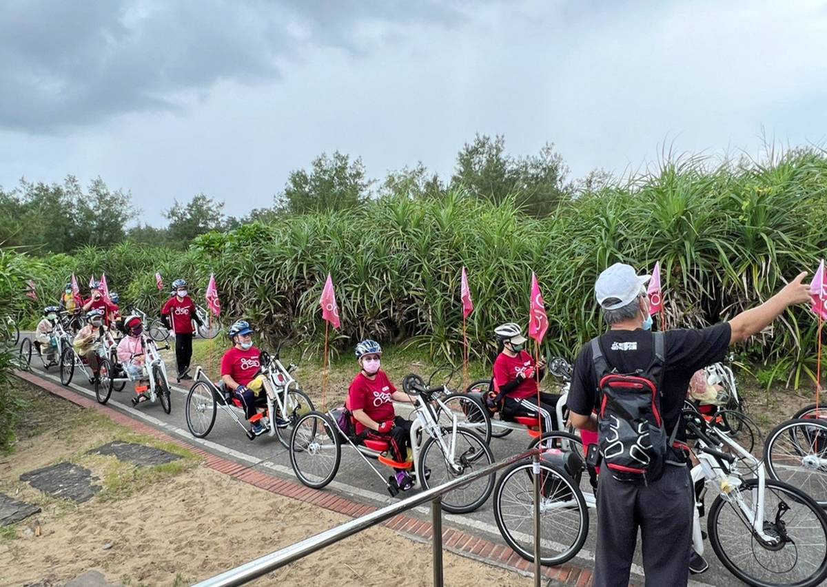 身障朋友透過手搖車也能享受迎風騎乘的樂趣