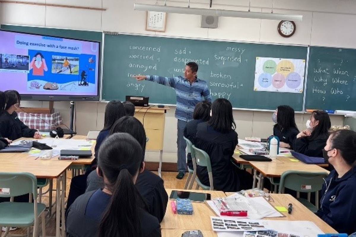 中正高中體育老師於日本函館白百合高校課室進行QUEST探究示範教學