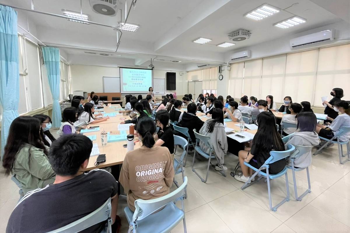 國稅局人員為報稅服務隊進行教育訓練