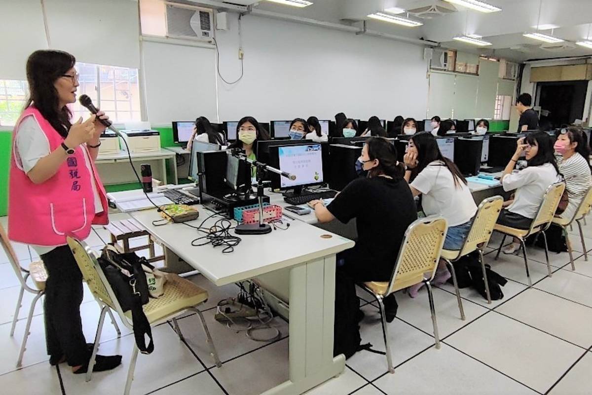 透過教育訓練，報稅服務隊學生了解系統操作及稅務相關法令