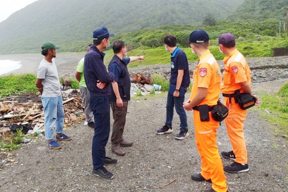 蘭嶼鄉東清海岸遭丟棄廢棄物，臺東縣環保局聯手環保署、蘭嶼鄉公所、警察局及海巡署等單位一同現場查察。