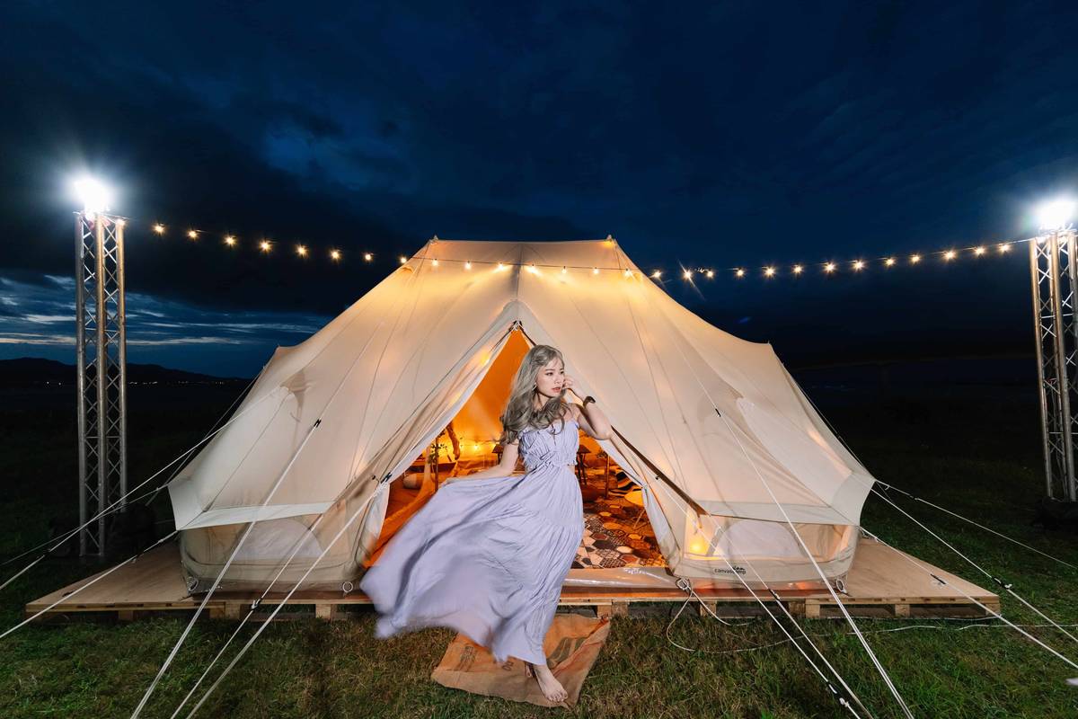 風格帳篷區夜晚點亮燈串充滿愜意浪漫的氛圍。