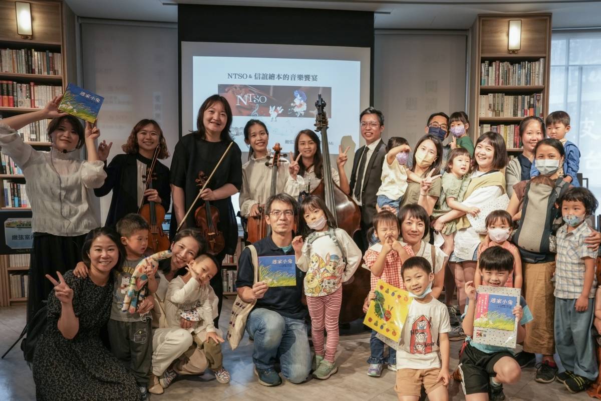 從5月開始啟動的連續八場繪本音樂會，今(20)日首場在臺中市中央書局登場，掀起親子閱讀新風潮。