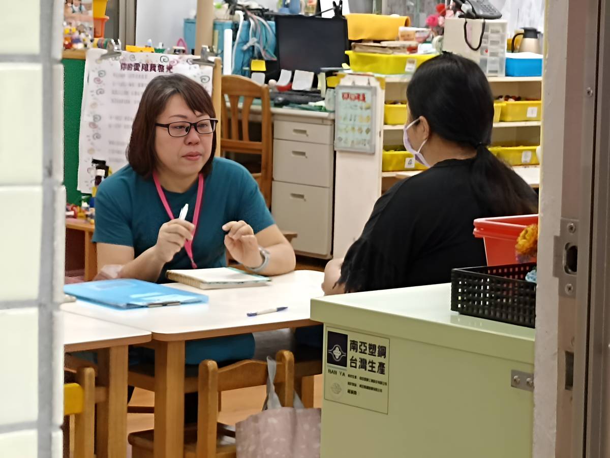家長與幼兒專業老師進行會談