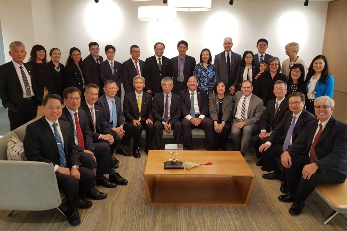 教育部劉孟奇次長與九所大學校長、副校長訪團拜會美國國務院教育文化局, 並與Ethan Rosenzweig副助卿合影 (教育部提供)