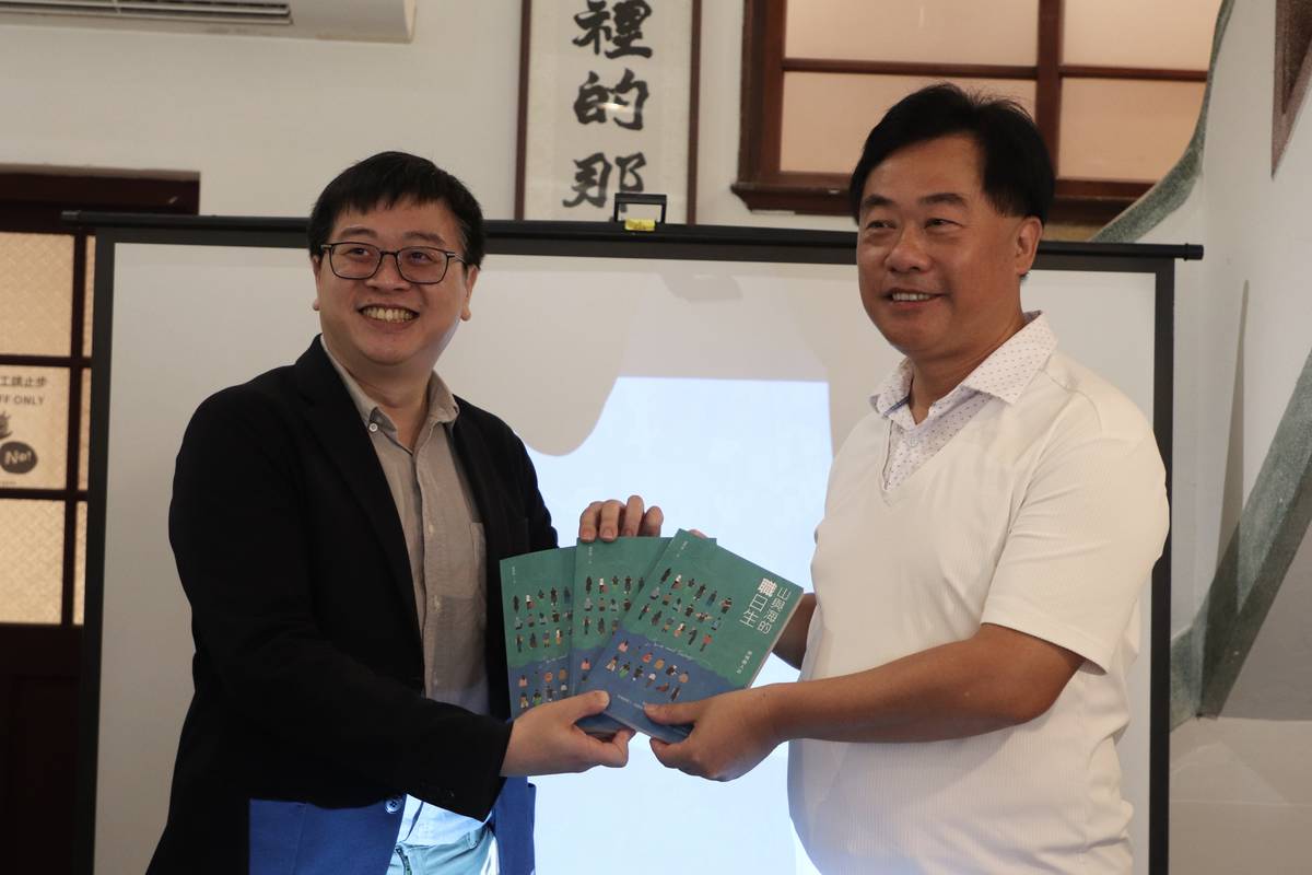 出版單位蘭城巷弄有限公司金魚厝邊執行長彭仁鴻(左) 將書籍致贈給頭城鎮公所典藏