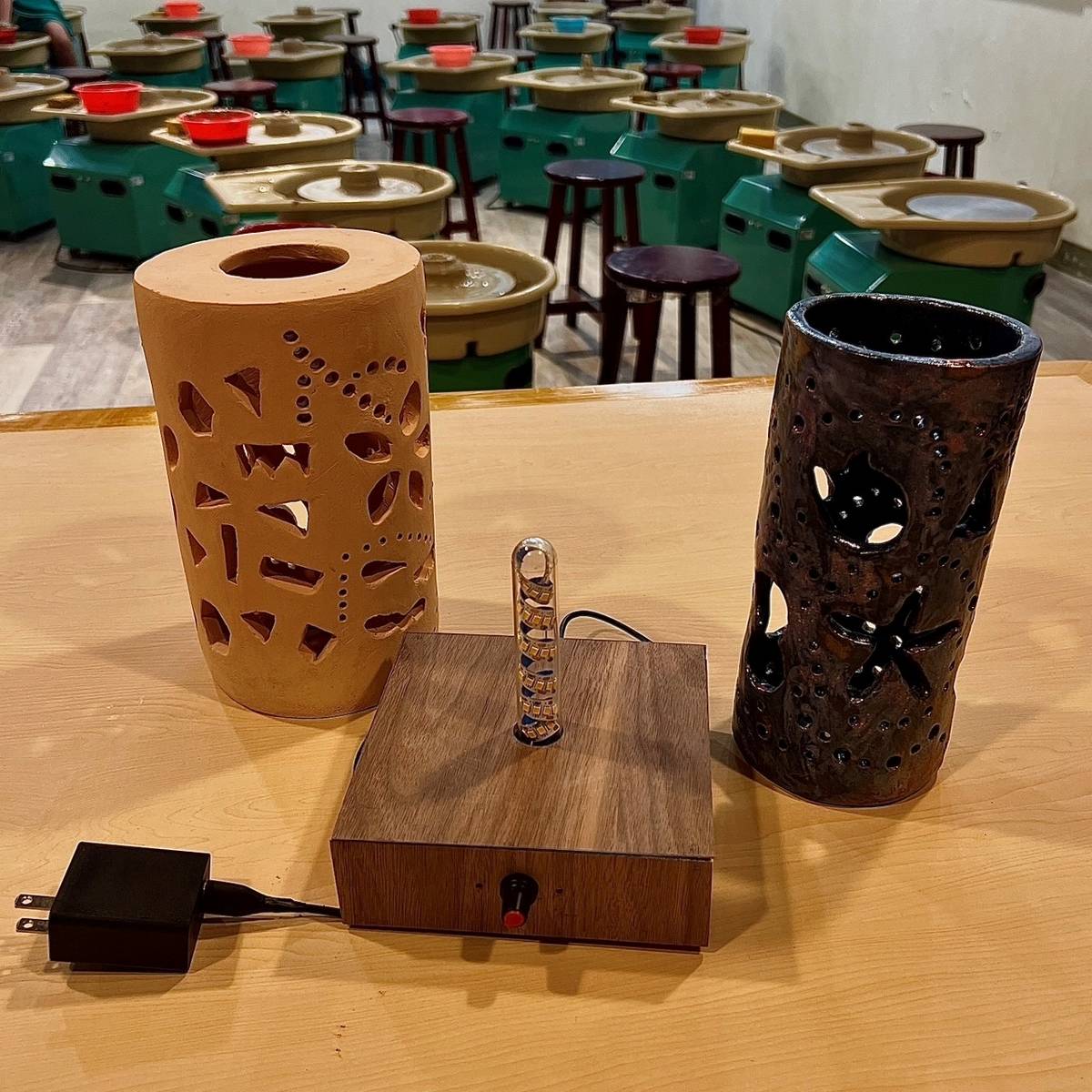 鶯歌科技中心結合鶯歌在地特色陶瓷與回收木的工藝作品