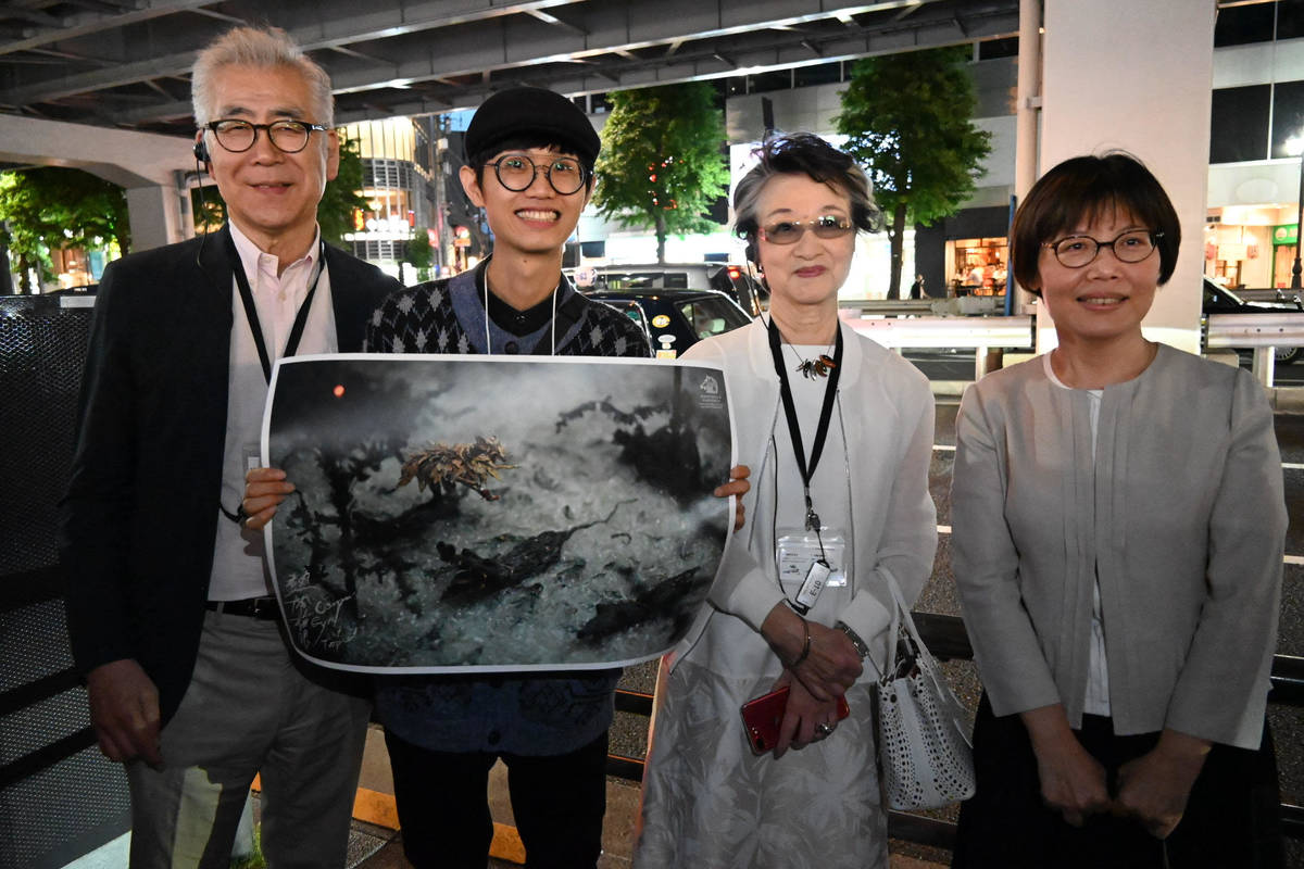 （左起）森美術館特別顧問南條史生、參展藝術家張徐展、森美術館理事長森佳子及文化部駐日臺灣文化中心主任王淑芳合影 (文化部提供)