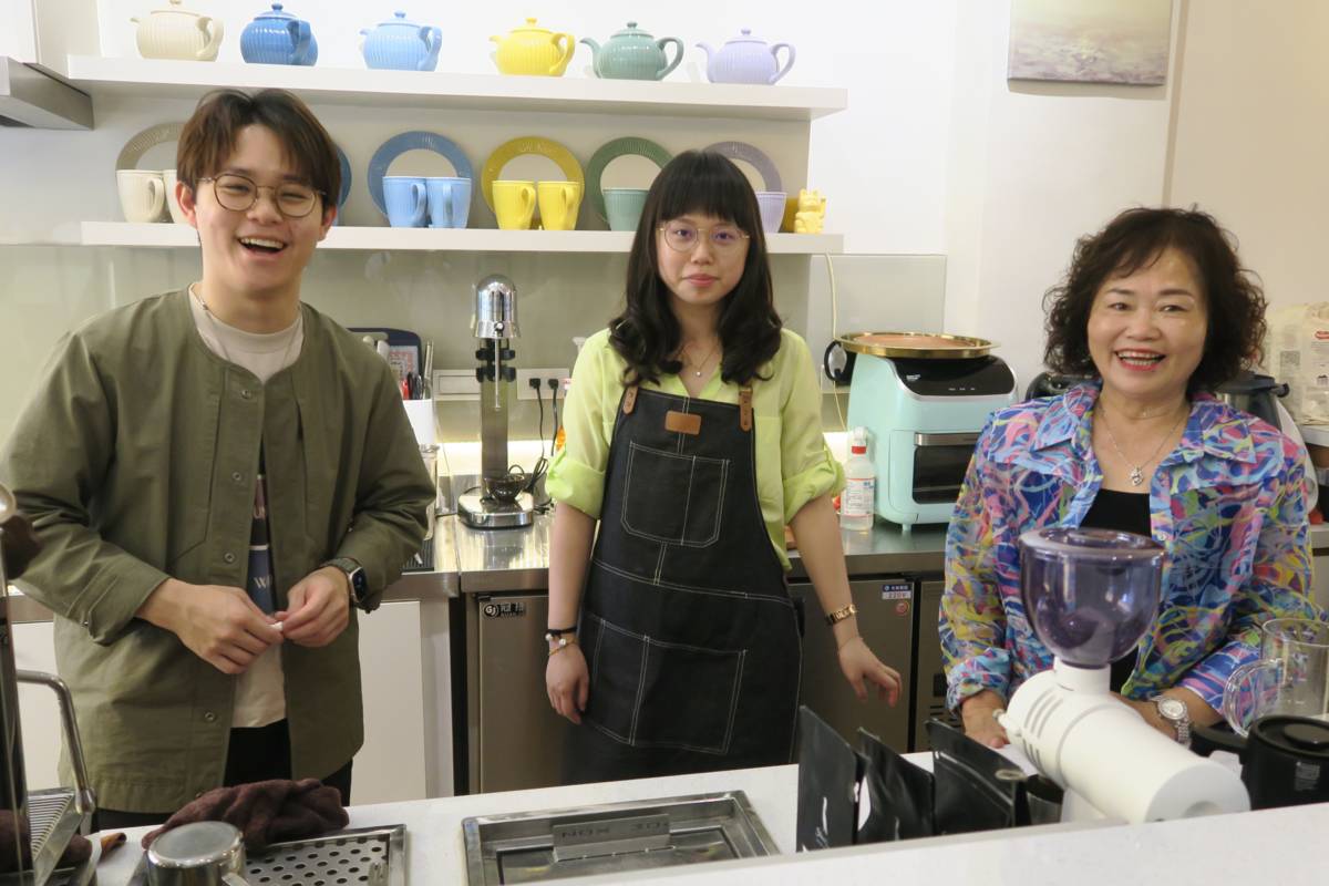 陳彥蓉(中)在媽媽和哥哥的支持下經營咖啡店(圖片來源：彰化醫院提供)