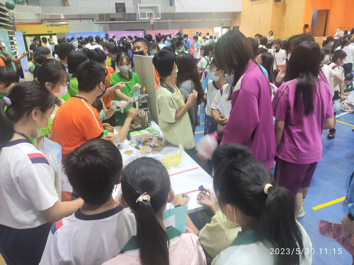 學生用力發動五股國中自走獸