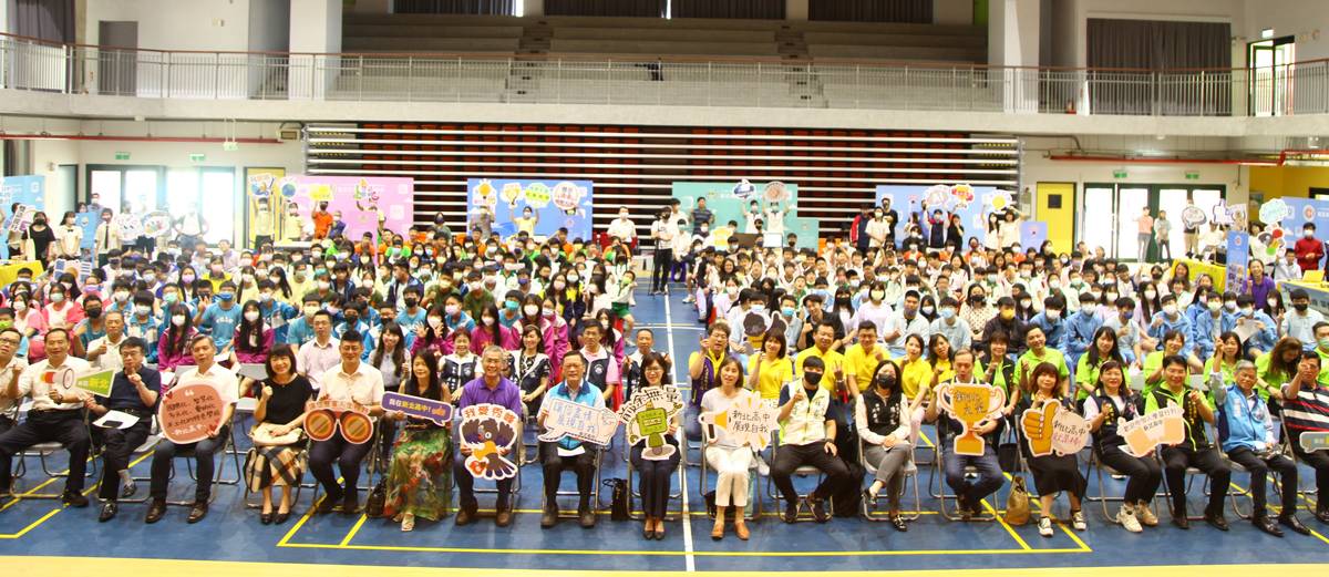 新北市首場在地就學大聯盟成果展 12所參與學校師生開幕式合影