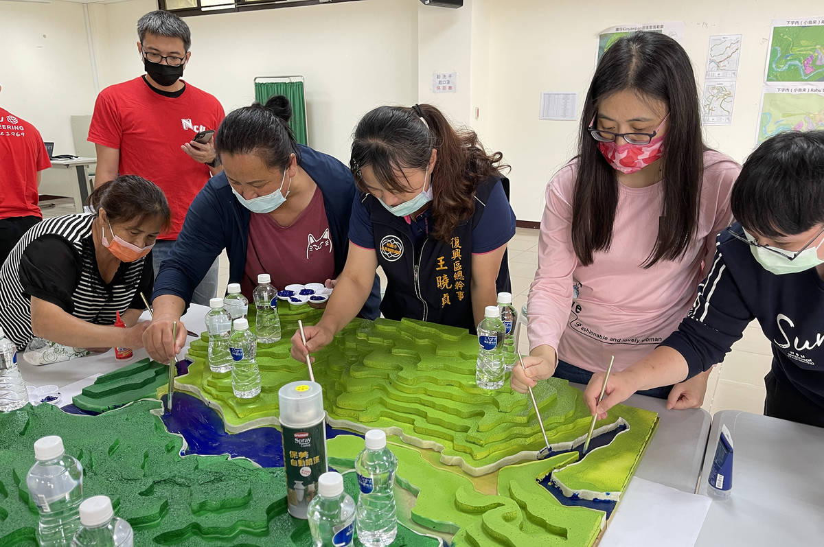 中央大學mbhoyaw「復興」團隊進入復興山區協助製作防災模型 (中大提供)