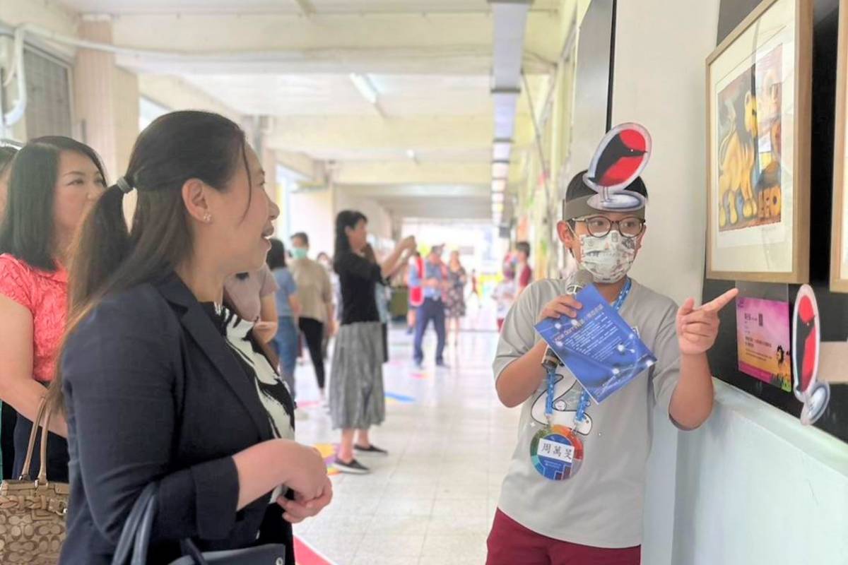 麗山國小學生擔任導覽員，解說劉其偉作品