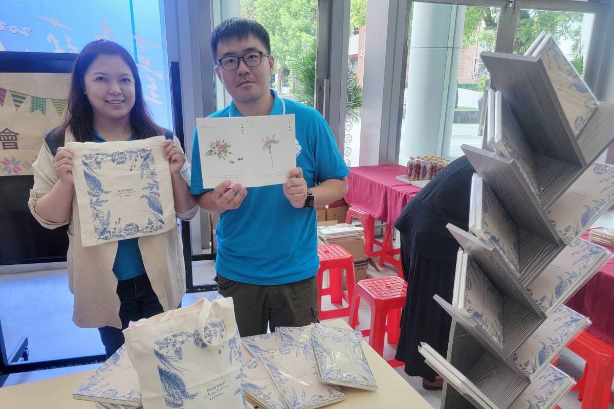 臺東女中美術班師生創作精美植物繪圖手札，捐出500本提供臺東縣友善關懷協會義賣。