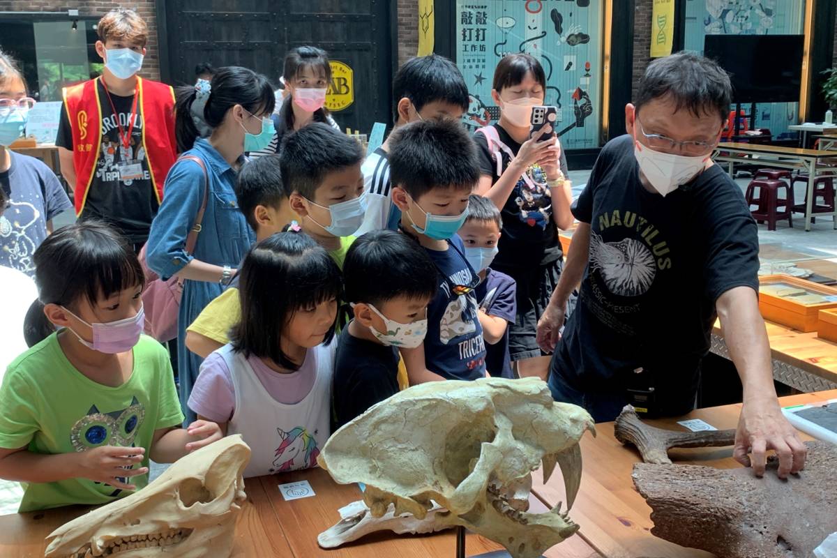 林園中學生物科楊慶鴻老師現場導覽介紹化石展