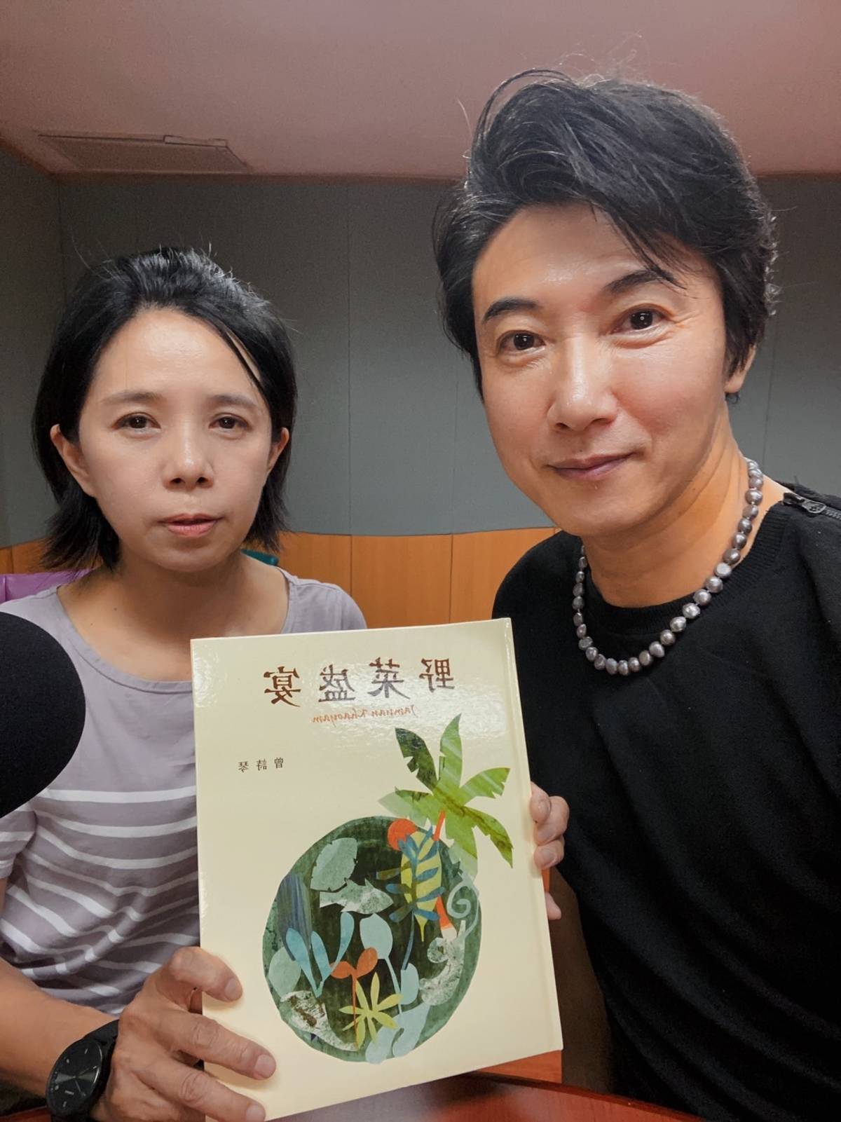 野菜盛宴作者曾詩琴是馬來西亞吉蘭丹人，詩琴用「野菜拌飯」描述對故鄉和親人的情感，真摯動人。