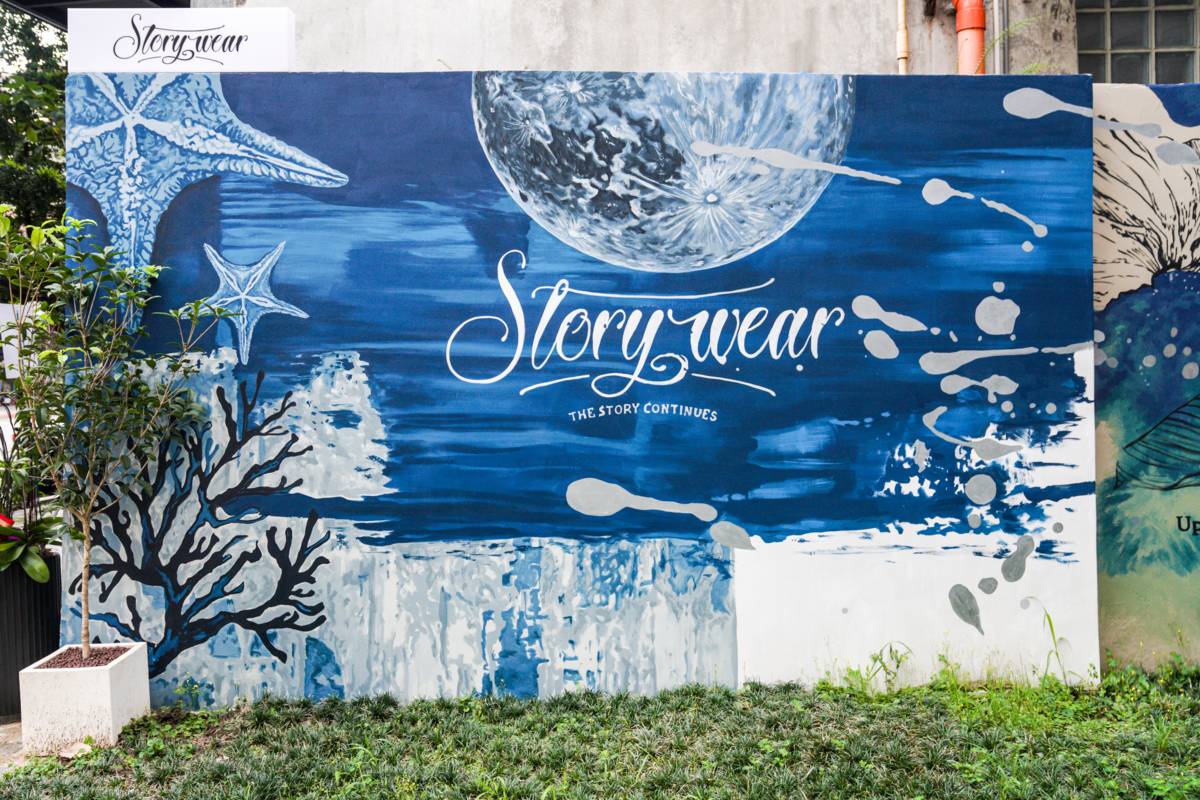 巨幅藍色牛仔布塗鴉牆成了永續文化基地亮點之一 (圖片提供:STORY WEAR)