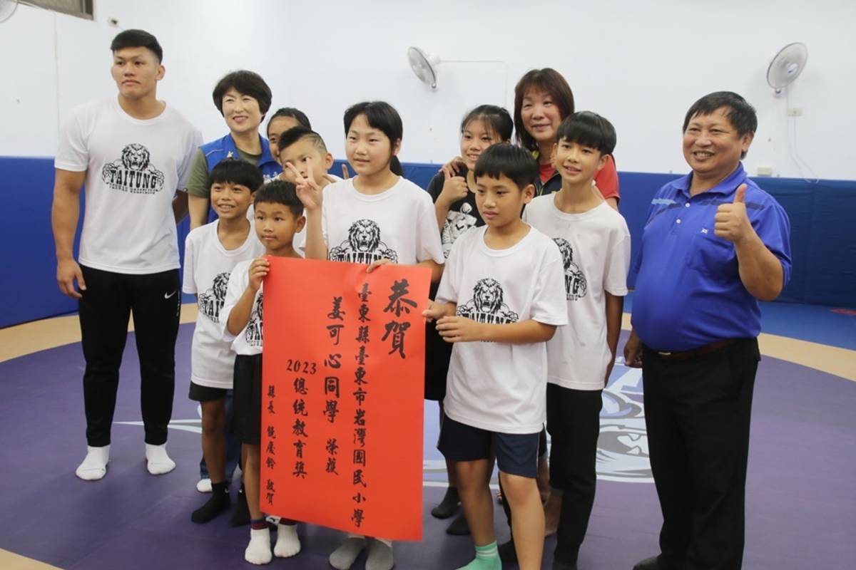 臺東縣岩灣國小五年級學生姜可心獲總統教育獎肯定，縣長饒慶玲前往頒贈紅榜。