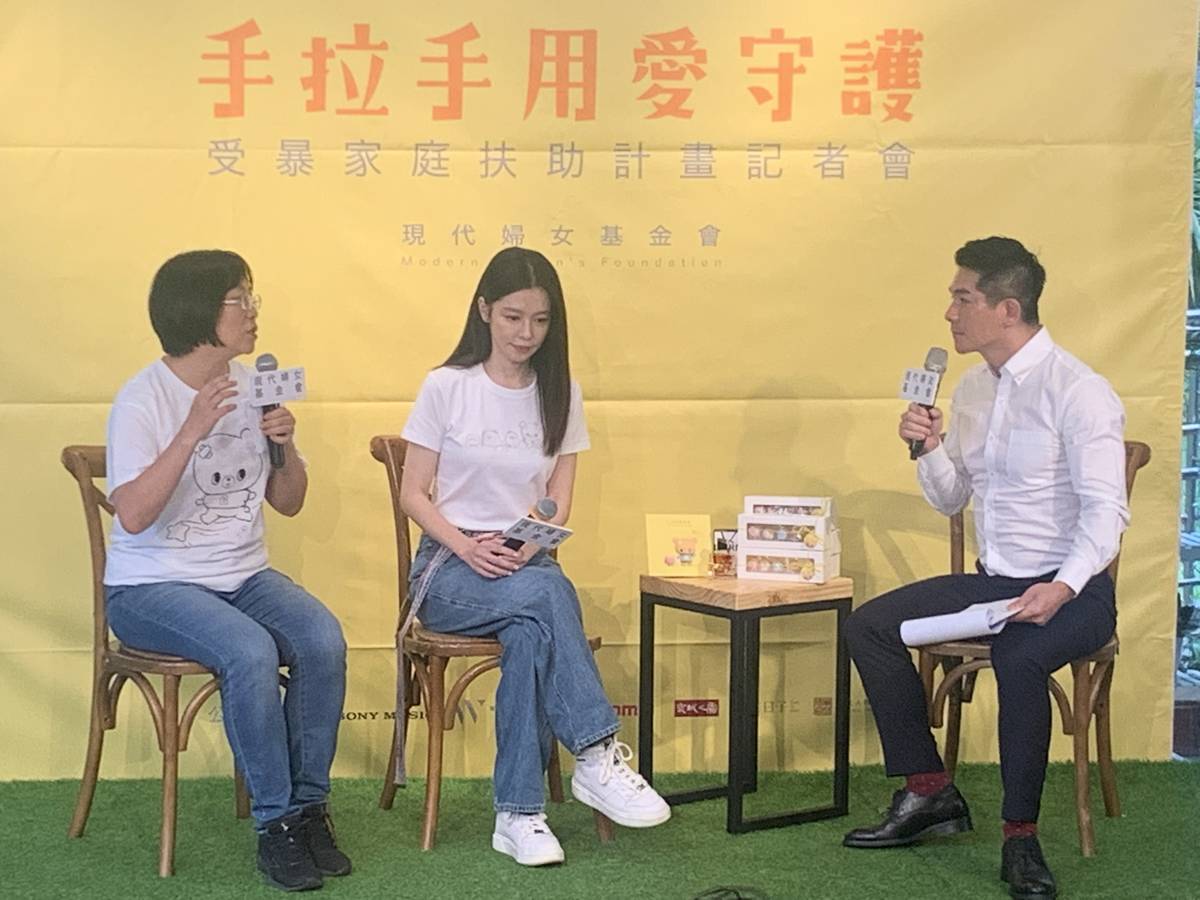 公益大使徐若瑄(中)和現代婦女基金會董事王如玄(左)一起對談守護家暴受害者