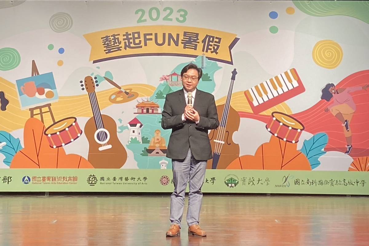 教育部廖興國主秘介紹2023年「藝起FUN暑假」多元活動內容。