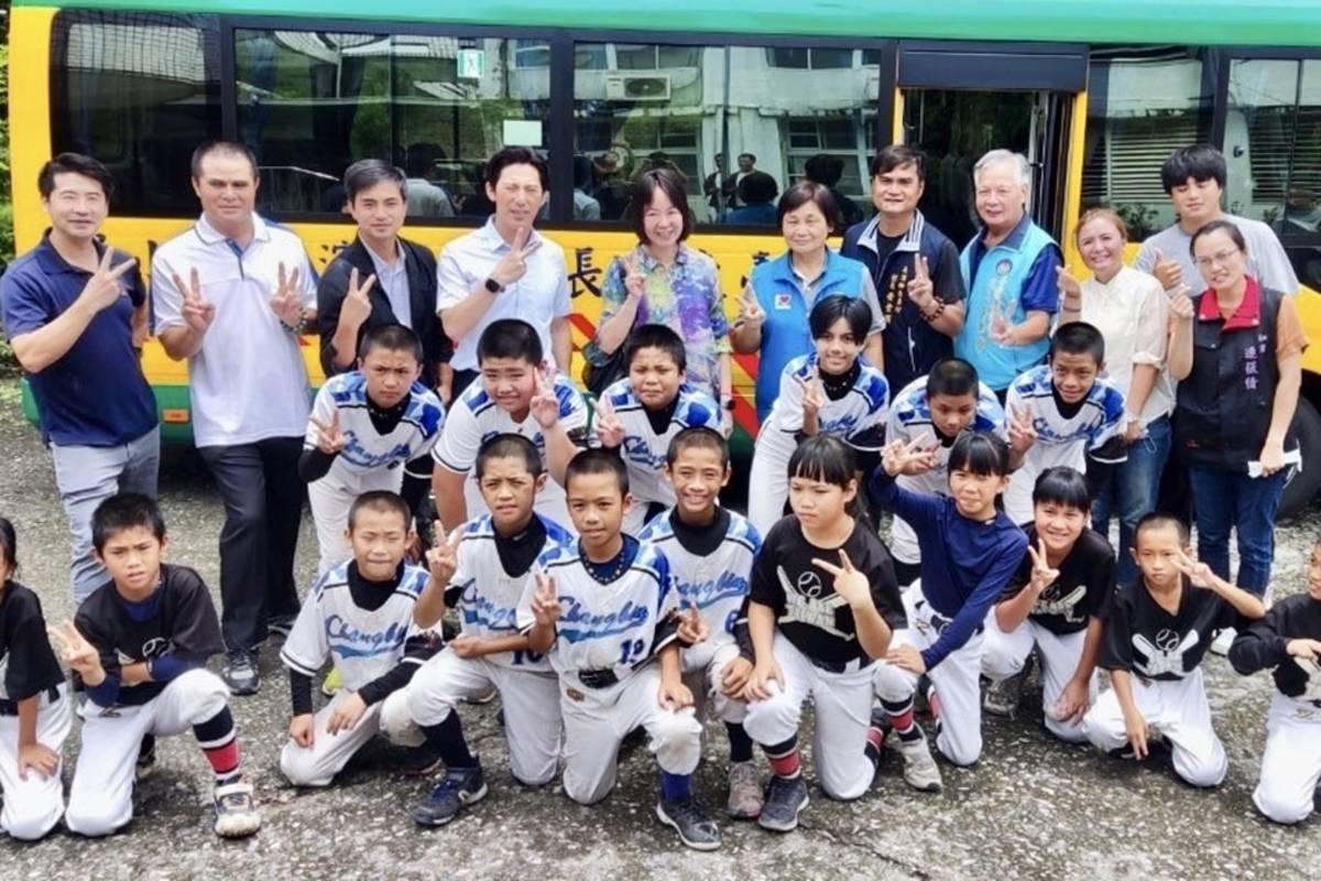 臺東縣府編列經費355萬元，補助長濱國小採購新型校車，讓偏鄉孩子們上學的路不再遙遠。