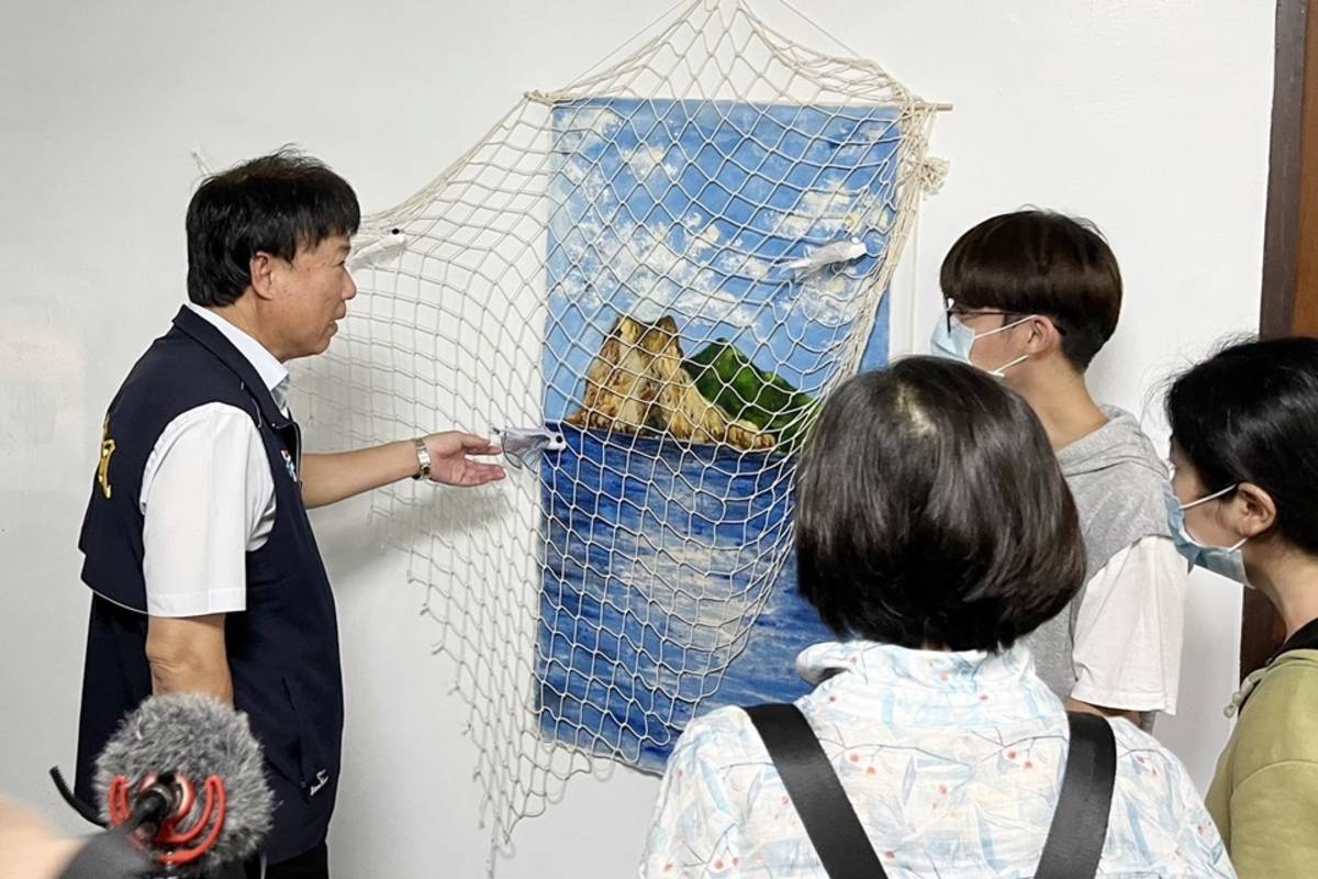 臺東大學美產系學生為臺東市長陳銘風導覽作品。