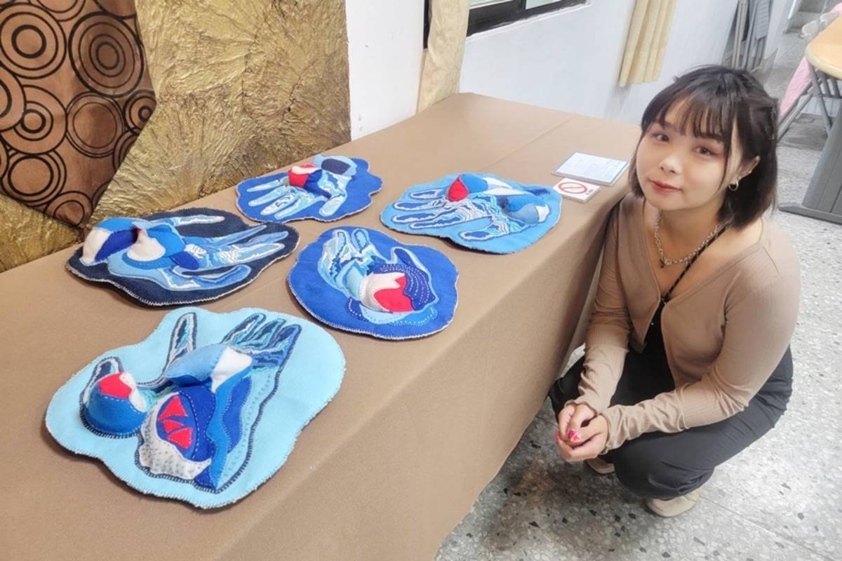 臺東大學美產系於臺東市公所舉辦「在藍中盛開的青」預展。