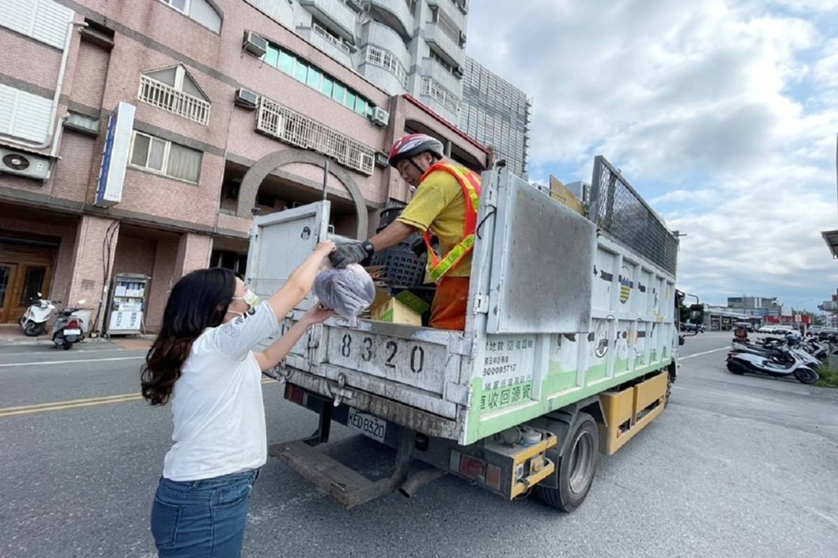 臺東市公所自4月1日起調整舊衣回收方式，改由資源回收車收運。