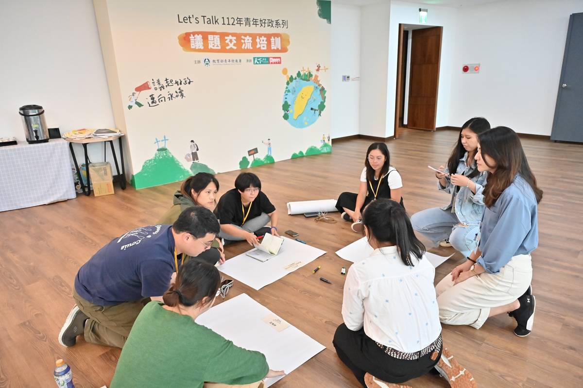 Let’s Talk團隊透過不斷討論修正，期待讓各界青年一起討論「環境永續-淨零排放」公共議