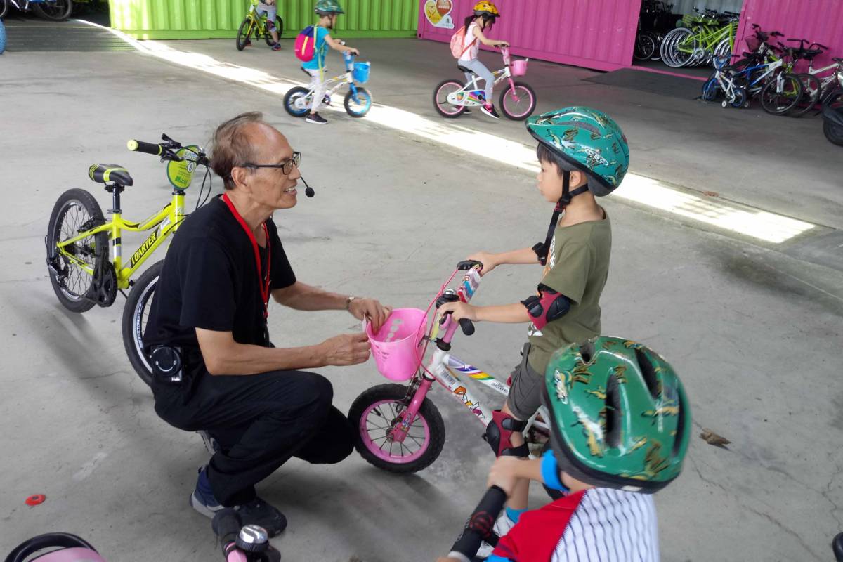 免費的「學童單車營」也提供兒童單車、兒童安全帽、護具和保險