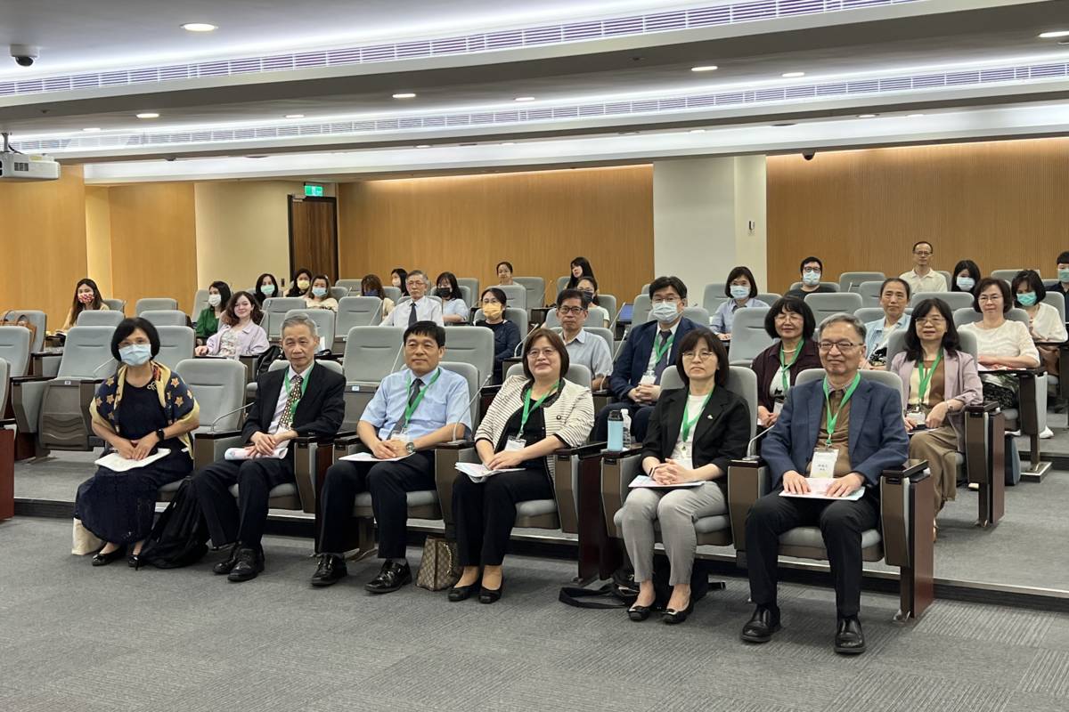在張榮發基金會舉辦「降低臺灣新生兒死亡率研討會」，衛生福利部部長薛瑞元(右前1)出席。