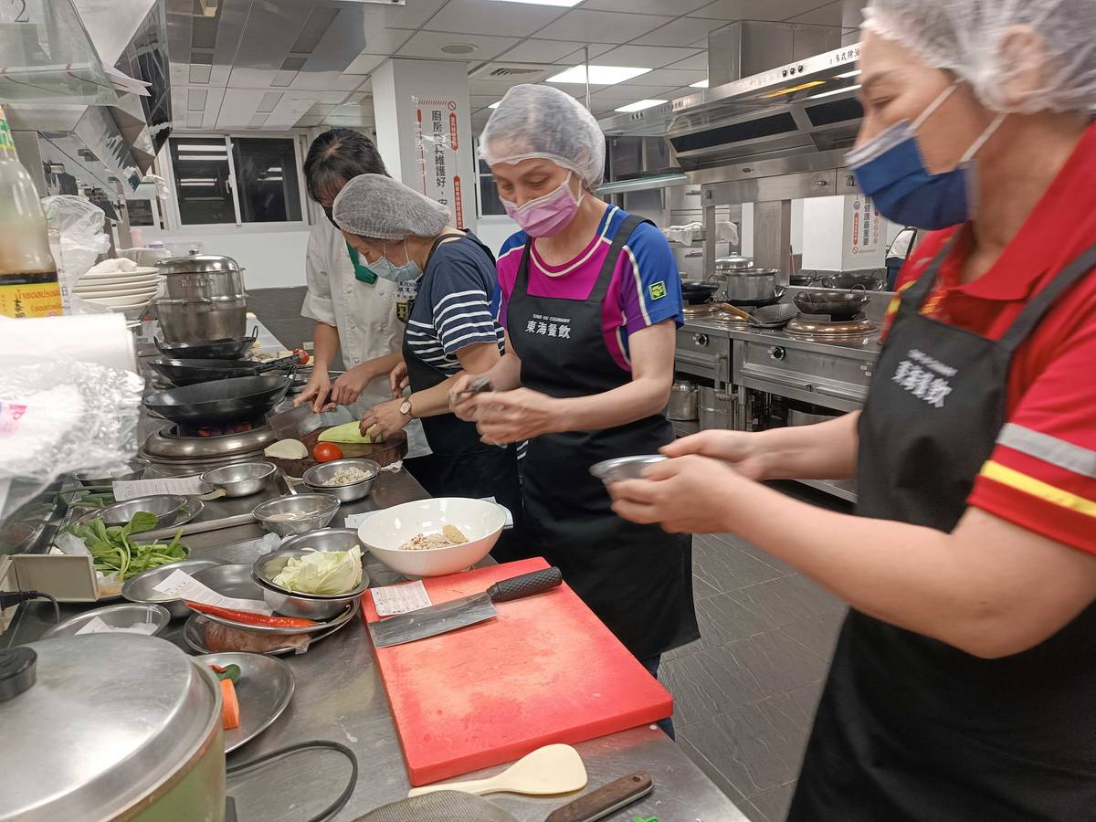 學員專注實作東南亞特色料理