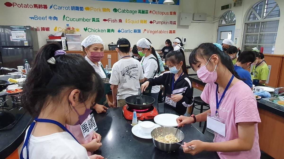 食育士帶領小朋友製作蔬菜煎餅